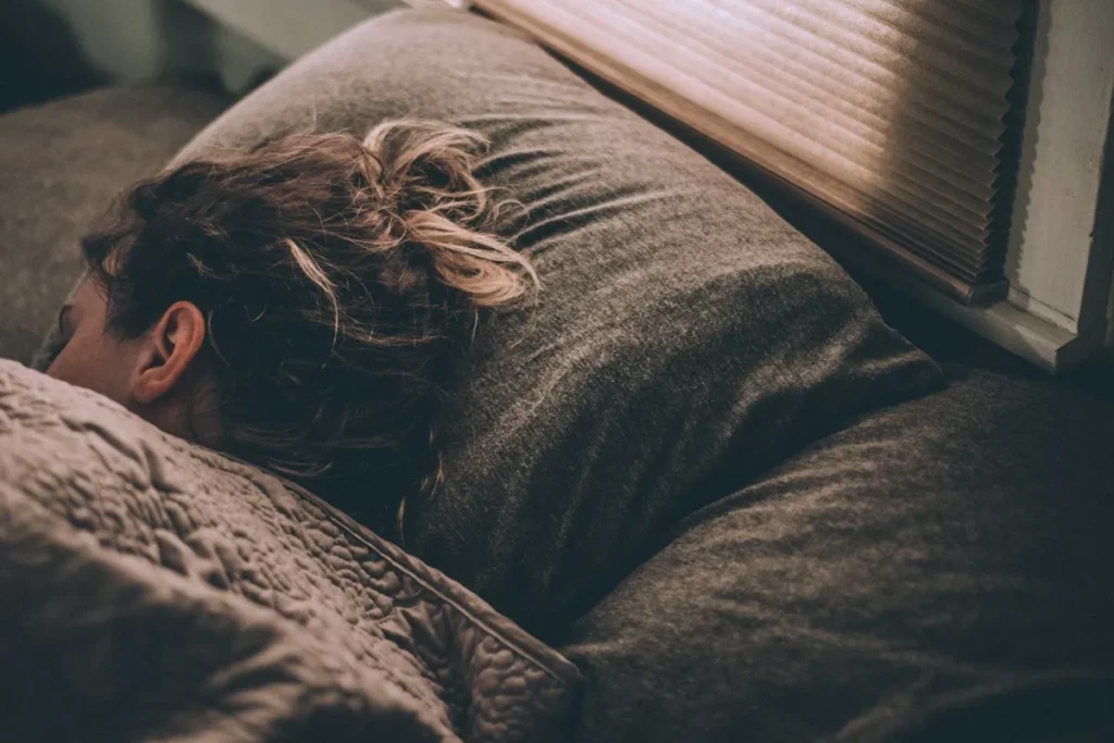 Persona durmiendo; el bruxismo del sueño suele pasar desapercibido