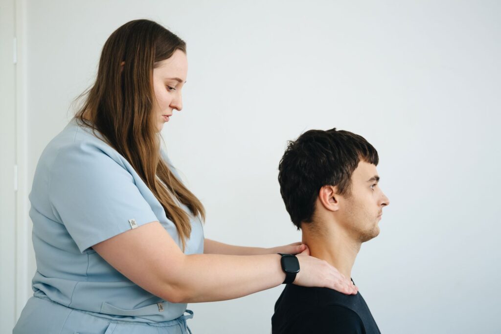 Fisioterapeuta valorando la mandíbula y el cuello de un paciente