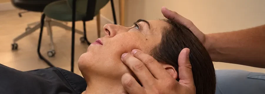 Fisioterapeuta trabajando la musculatura de la mandíbula y el cuello